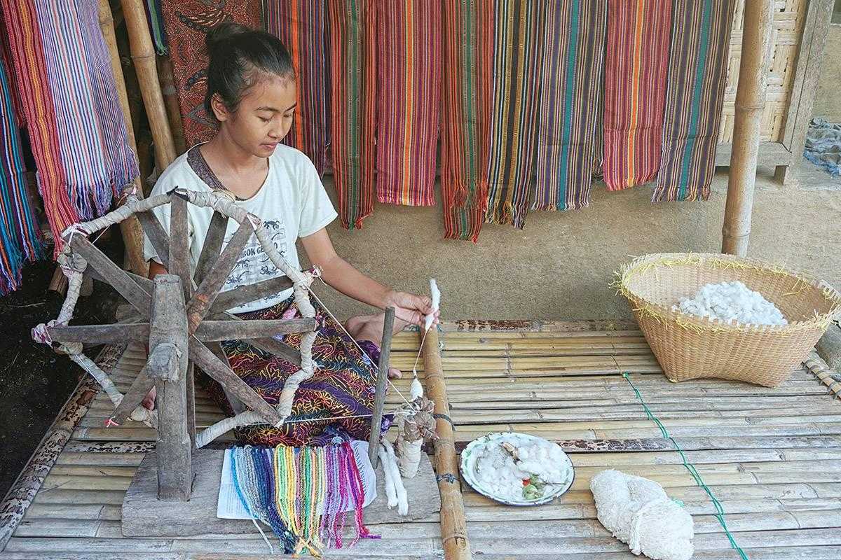 Penenun tradisional di Desa Sade, Lombok.